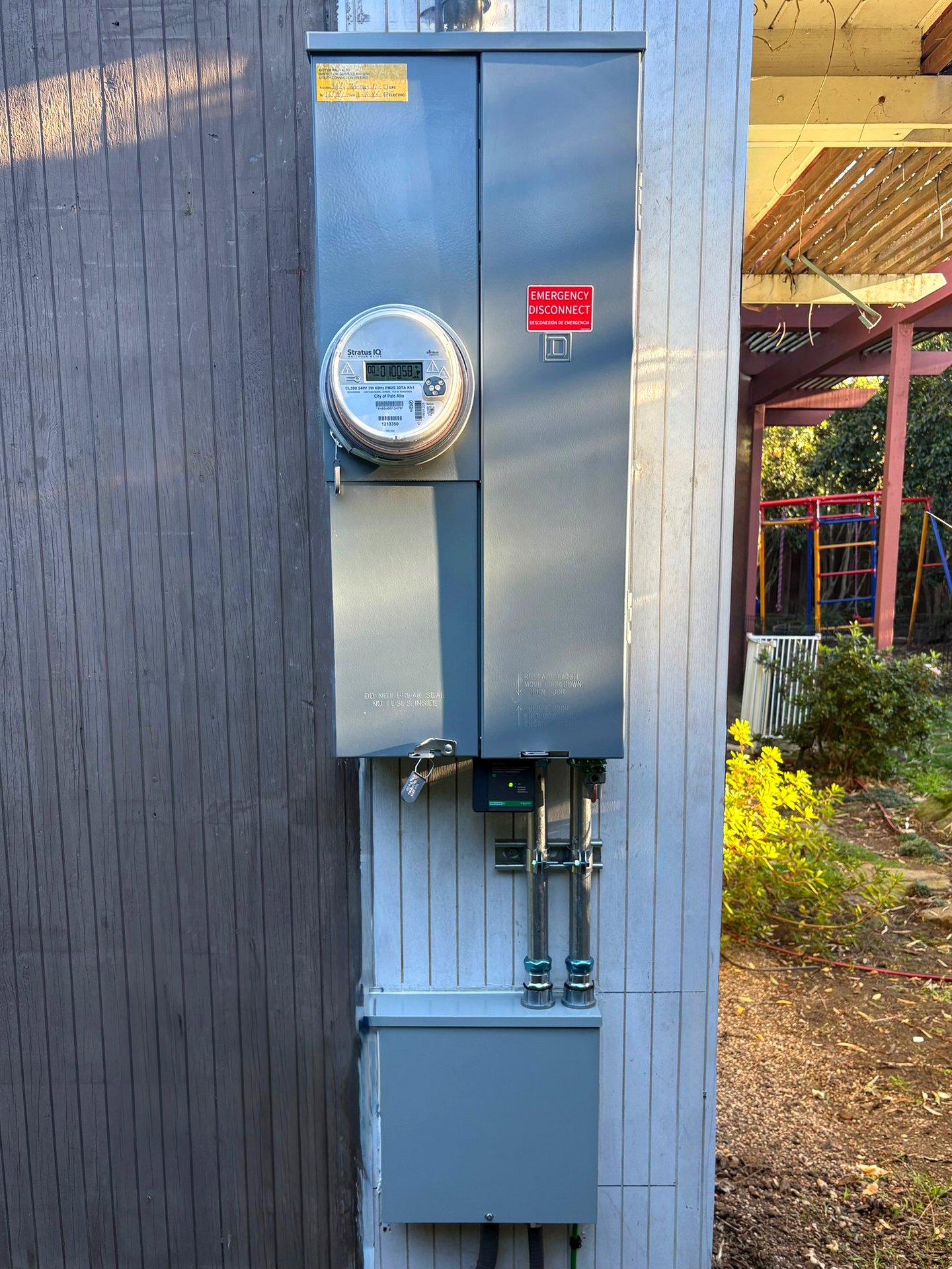 Pedestal-mounted service entrance with emergency disconnect