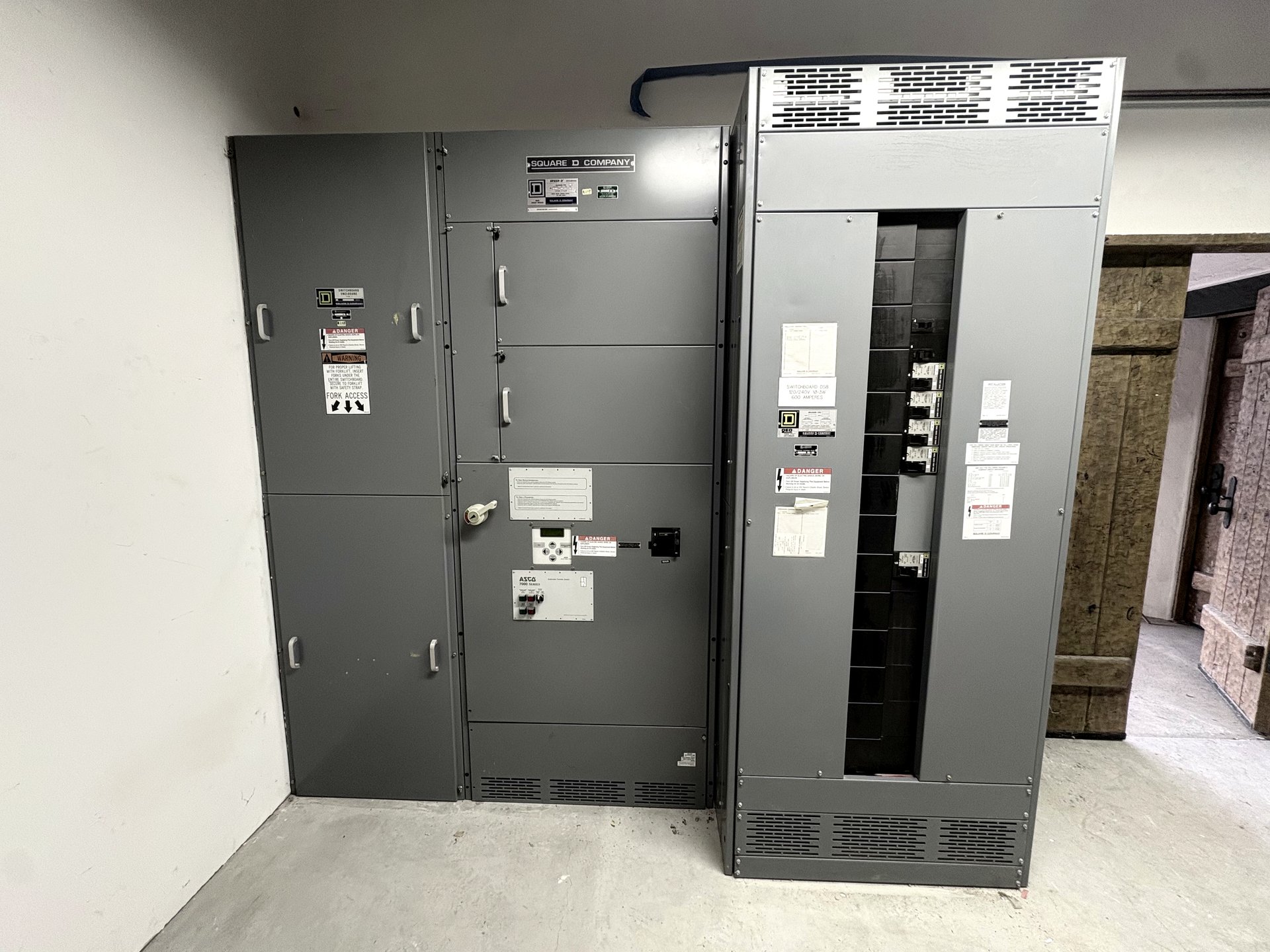 Commercial 1,200A switchgear install